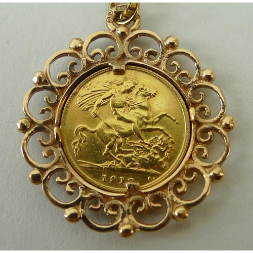 413 - A George V gold half sovereign, 1913, in a 9ct gold pendant mount and chain, 15.6g.