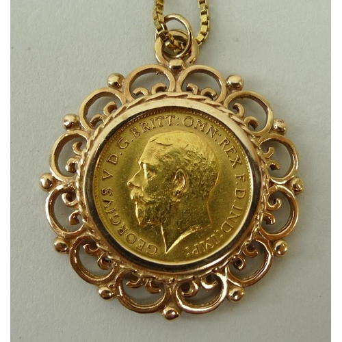 413 - A George V gold half sovereign, 1913, in a 9ct gold pendant mount and chain, 15.6g.