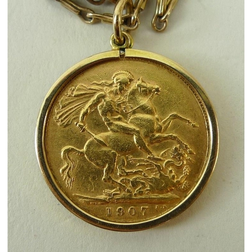 417 - An Edward VII gold sovereign, 1907, in a 9ct gold mount with chain, 14.5g.