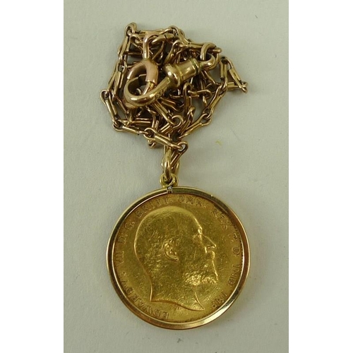 417 - An Edward VII gold sovereign, 1907, in a 9ct gold mount with chain, 14.5g.