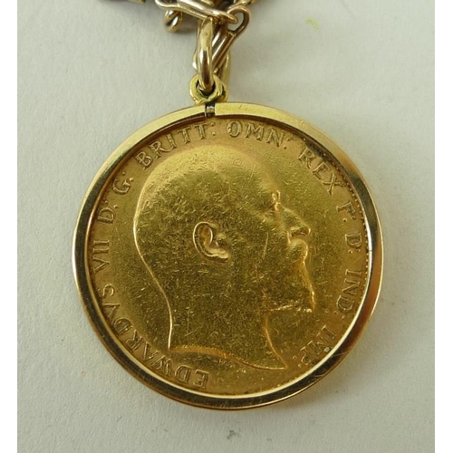 417 - An Edward VII gold sovereign, 1907, in a 9ct gold mount with chain, 14.5g.