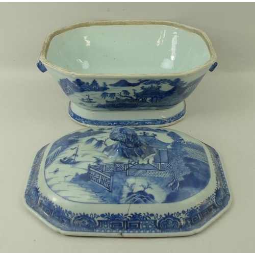 43 - A late 18th / early 19th century Chinese Export tureen and cover of typical canted rectangular form ... 