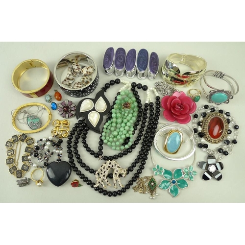 441 - A quantity of costume jewellery to include a Napier simulated pearl necklace, a daisy necklace, bang... 