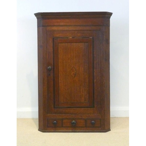 656 - A Georgian oak hanging corner cupboard, with mahogany crossbanding and shell patera to the door, enc... 