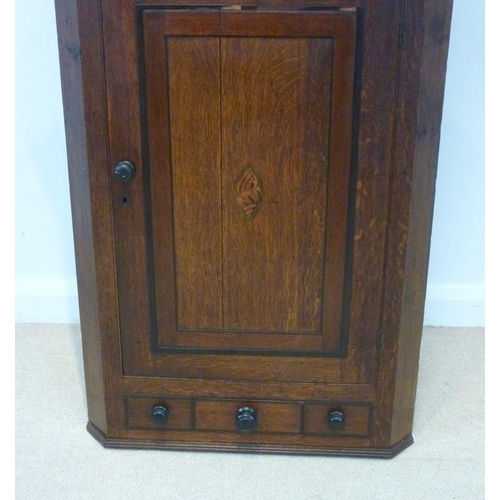 656 - A Georgian oak hanging corner cupboard, with mahogany crossbanding and shell patera to the door, enc... 