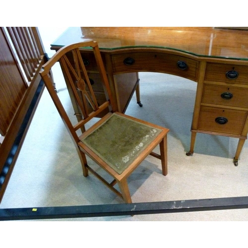 659 - An Edwardian satinwood and marquetry inlaid bedroom suite, comprising double compactum with fitted i... 