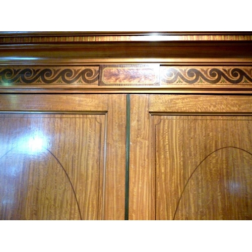 659 - An Edwardian satinwood and marquetry inlaid bedroom suite, comprising double compactum with fitted i... 