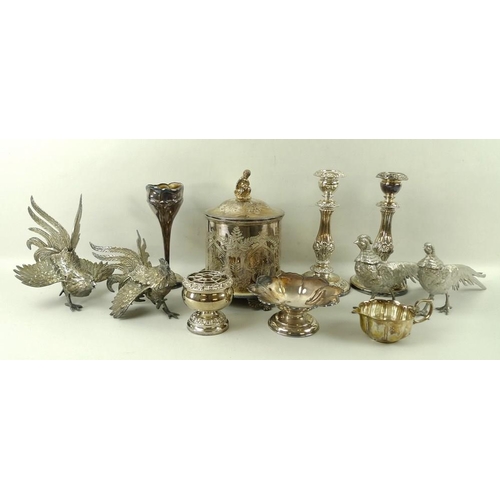 711 - A collection of plated wares, comprising a biscuit barrel with putti finial, a pair of candlesticks,... 