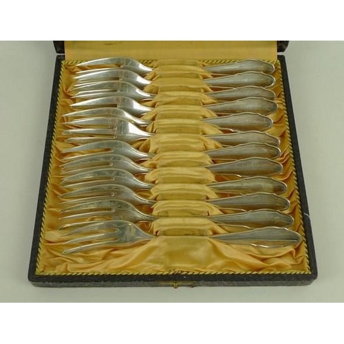 714 - A set of twelve German silver cake forks, by Arnhold Rosental, Breslau, marked 800, 10.43toz, in ori... 