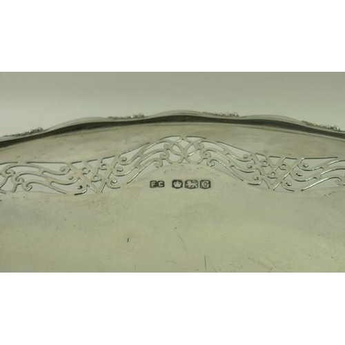 736 - A silver circular cake plate, fret cut band and applied cast rim, raised on a circular foot, Sheffie... 