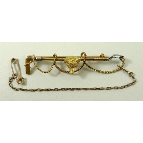 800 - A 15ct gold stick pin brooch, in the form of a hunting whip with fox's head, 7g total weight.