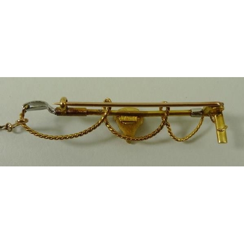 800 - A 15ct gold stick pin brooch, in the form of a hunting whip with fox's head, 7g total weight.