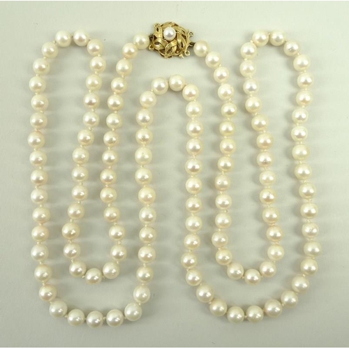 791 - A string of pearls with an 18ct gold rope twist clasp set with a single pearl, the 95 pearls separat... 