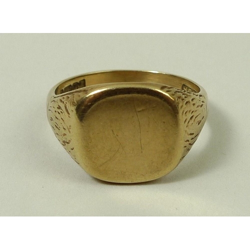 794 - A 9ct gold gentleman's signet ring, 9.2g.