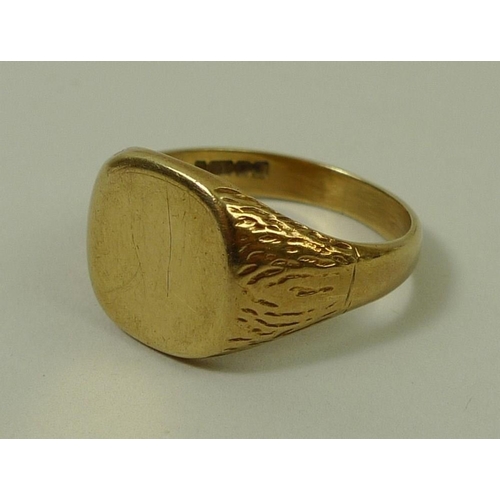 794 - A 9ct gold gentleman's signet ring, 9.2g.