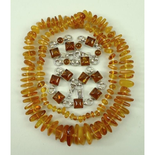 804 - An amber bead necklace, consisting of a mixture of cloudy and clear beads of graduated size, 66cm lo... 