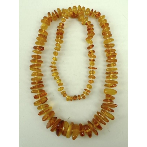 804 - An amber bead necklace, consisting of a mixture of cloudy and clear beads of graduated size, 66cm lo... 