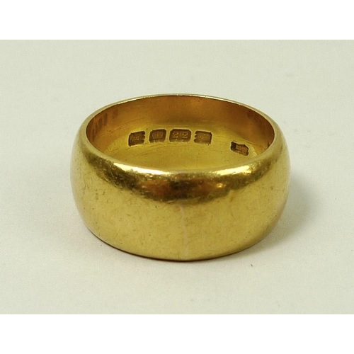 805 - A 22ct gold gentleman's ring, London 1925, 30.8g.