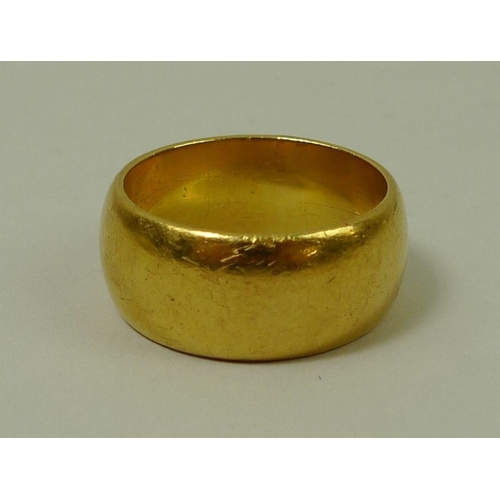 805 - A 22ct gold gentleman's ring, London 1925, 30.8g.