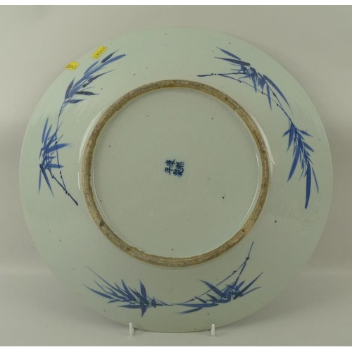 511 - A Chinese export ware blue and white porcelain charger, 19th century, hand painted with central stra... 