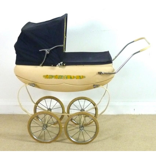 644 - A 1960's Triang coach built child's pram, 39 by 104 by 51cm.