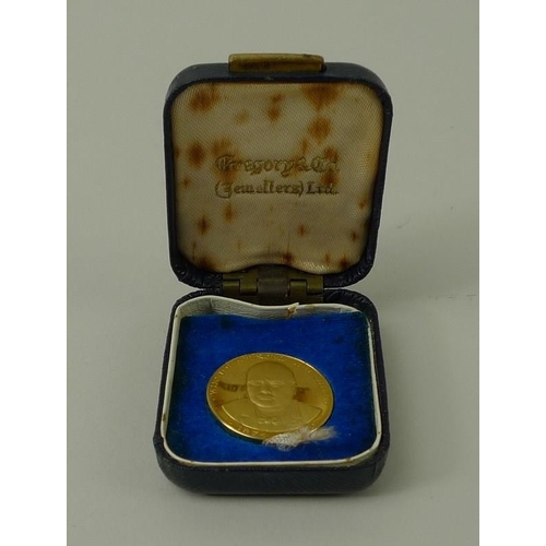 680 - A 22ct gold commemorative Winston Churchill medal, numbered 9262, Gregory and Co Jewellers, Regent S... 