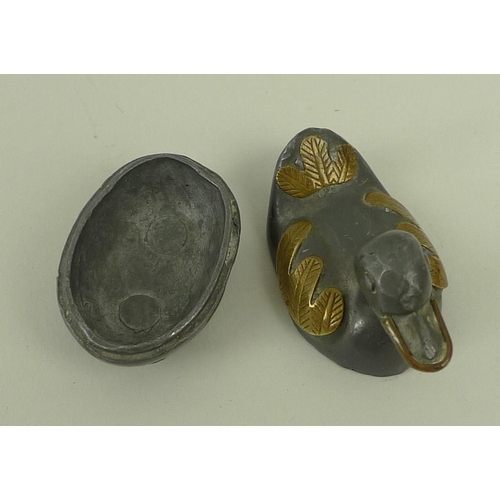 716 - A pewter and yellow metal pill box with lid, in the form of a duck, stamped A and S inside the lid, ... 