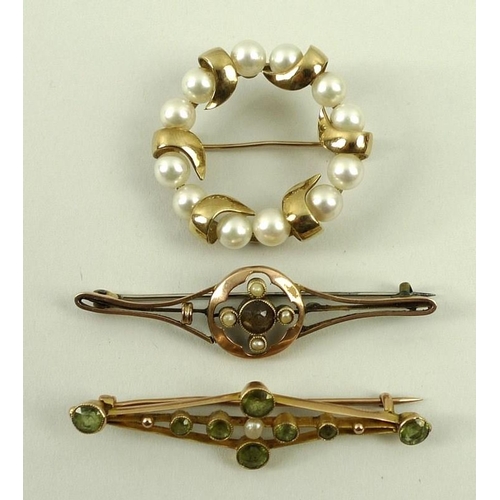 809 - A group of three Edwardian and later 9ct gold brooches, comprising a seed pearl and quartz bar brooc... 