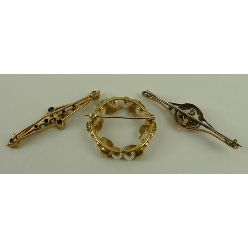 809 - A group of three Edwardian and later 9ct gold brooches, comprising a seed pearl and quartz bar brooc... 