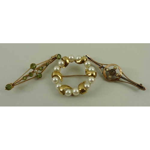 809 - A group of three Edwardian and later 9ct gold brooches, comprising a seed pearl and quartz bar brooc... 