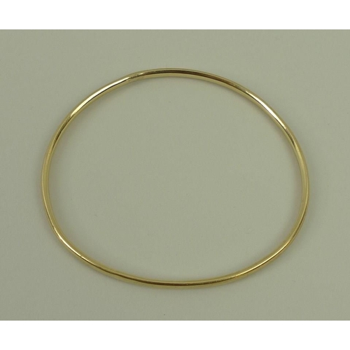 812 - A 9ct gold bangle, London 1993, maker B & N, 12.4g.