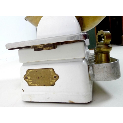 849 - A set of vintage Vandome and Hart Ltd, London, grocer's scales, white enamel, with brass pan and six... 