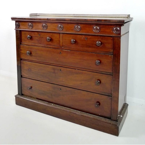 911 - A William IV mahogany chest of two short over three long drawers, with turned walnut handles and rou... 