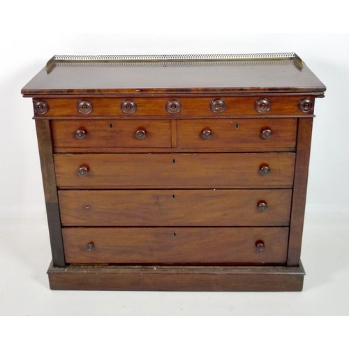 911 - A William IV mahogany chest of two short over three long drawers, with turned walnut handles and rou... 