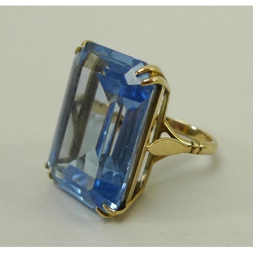 837 - A 9ct gold and aquamarine dress ring, claw set, size N/O.