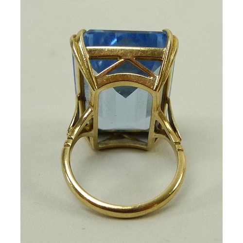 837 - A 9ct gold and aquamarine dress ring, claw set, size N/O.