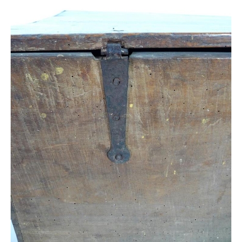 995 - A George I elm mule chest, the two drawers with brass knobs, a pit sawn two plank back and later Vic... 