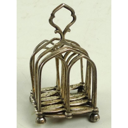 786 - A silver concertina travelling toast rack resembling a series of Gothic windows, London 1885, Edward... 