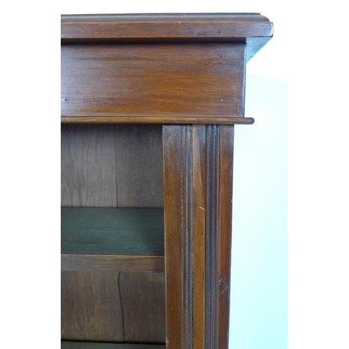 958 - An Aesthetic movement mahogany freestanding bookcase, circa 1900, with three adjustable shelves, 107... 