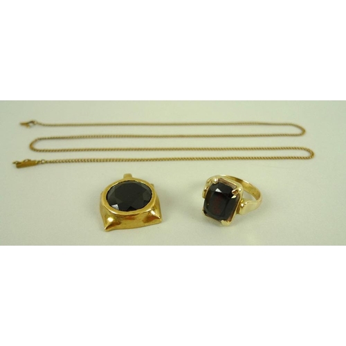 806 - A group of 14ct gold jewellery, comprising a garnet set dress ring, size M, a garnet set pendant and... 