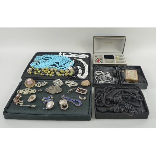 809 - A collection of vintage costume jewellery, including an early 20th century Art Deco jet beaded and t... 