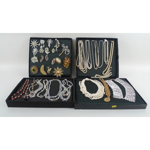 809 - A collection of vintage costume jewellery, including an early 20th century Art Deco jet beaded and t... 