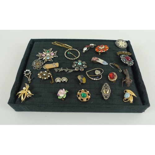 809 - A collection of vintage costume jewellery, including an early 20th century Art Deco jet beaded and t... 