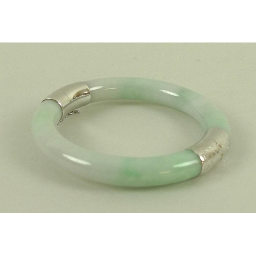 811 - A modern jade bangle, mounted with 14ct white gold engraved hinge and clasp, with safety chain, 6cm ... 