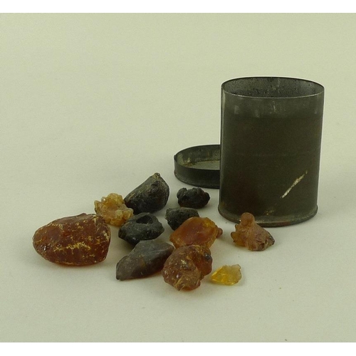 816 - A collection of pieces of raw amber, together with some quartz fragments, 31.5g total amber weight, ... 