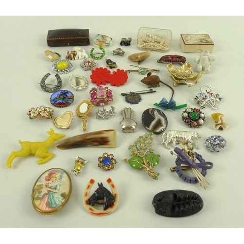 828 - A collection of mixed jewellery, to include a 9ct gold and sapphire bluebird brooch, a 1910 bi-metal... 