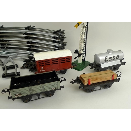 701 - A Hornby Meccano Ltd, O gauge, tinplate clockwork train set, comprising 0-4-0 tank engine Type 40, b... 