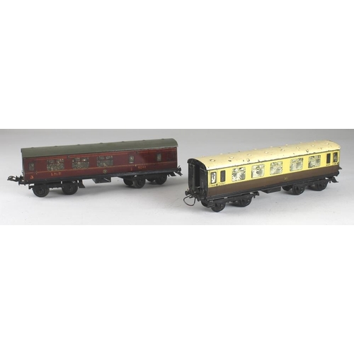 702 - A group of Hornby O gauge tinplate passenger coaches, comprising  C19, GWR, 6857, twin bogie, yellow... 