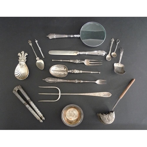 817 - A group of silver items comprising two caddy spoons, one with Prince of Wales crest, 8.5cm, toasting... 