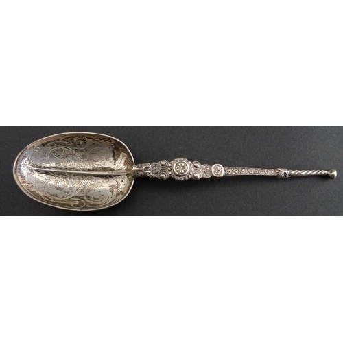 817 - A group of silver items comprising two caddy spoons, one with Prince of Wales crest, 8.5cm, toasting... 